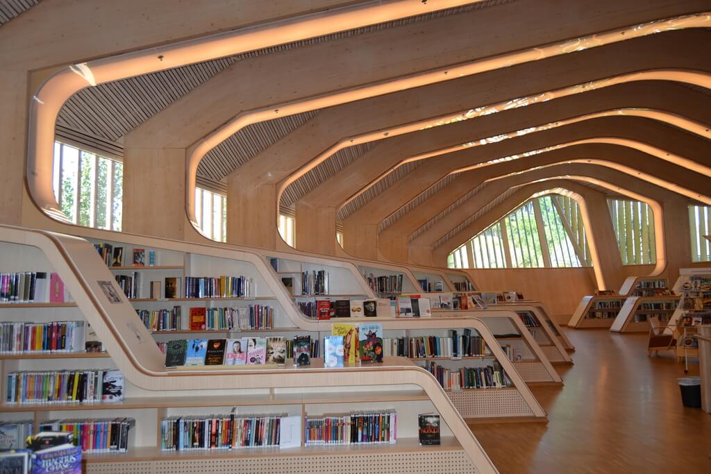 Die Bibliothek im Kulturhaus von Vennesla, Norwegen.