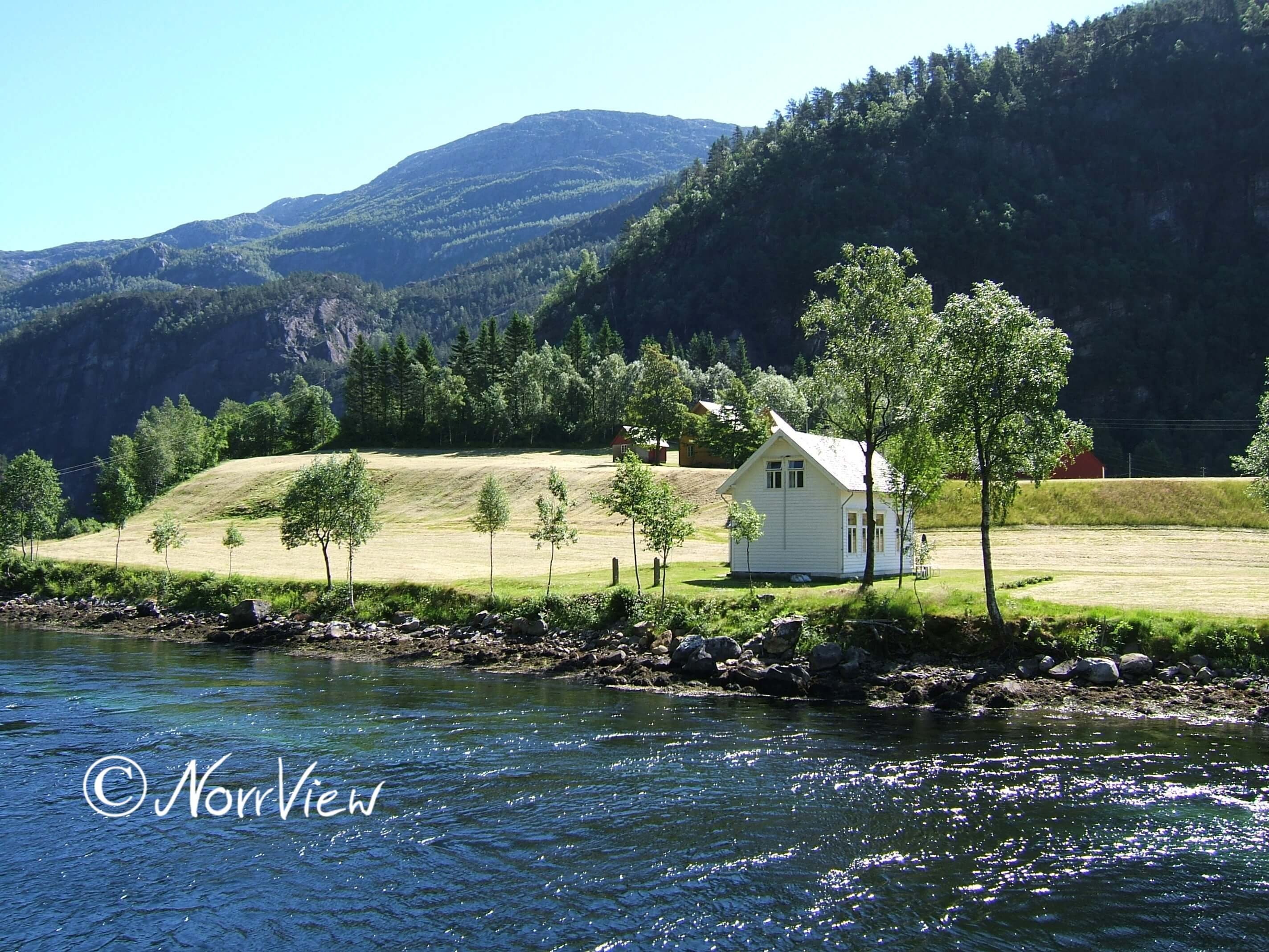 Haus an einem Fjord in Norwegen